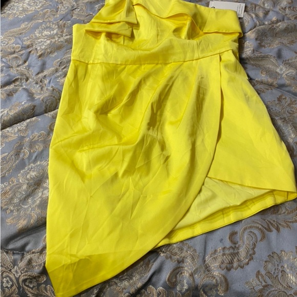 Gorgeous Yellow dress in new condition - Picture 3 of 6